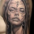 allettante inchiostro grigio ragazza santa morte tatuaggio su spalla