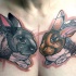 Tatuaje de dos conejos lindos en el pecho