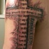 eccezioonale croce con citazioni bibliche tatuaggio amezza manica