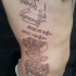 Tatuaje en el costado,
esquema de motor de coche