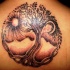 stupefacente albero che  separa sole e luna piena tatuaggio