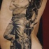 biker stupefacente con moto tatuaggio su costolette