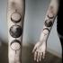 Tatuaje en el antebrazo, fases de la luna, color negro