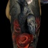 incredibile corvo nero con rose rosse tatuaggio a mezza manica