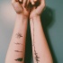 Tatuaje en los antebrazos, árboles pequeños