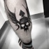 Tatouage de jambe incroyable style blackwork de crâne cool avec des ailes
