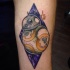 Tatuaje en el antebrazo, 
droide BB-8 maravilloso con cosmos en rombo