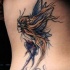 Tatuaje en las costillas, hada con el pelo largo