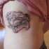 incredibile inchiostro grigio cranio di ippopotamo tatuaggio su costolette