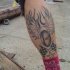Tatuaje en la pierna, rueda de moto con alas