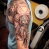 Tatuaje en el hombro, cráneo de animal y  figuras geométricas