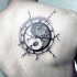Erstaunlich aussehendes schwarzes Oldschool Dot Stil Tattoo mit Yin-Yang Symbol