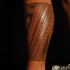 impressionante maori tatuaggio sulla gamba
