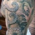 Tatuaje en el hombro,
pulpo  grande increíble en tonos pastel