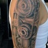 Tatuaje en el brazo, mecanismo viejo con engranajes