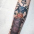 Tatuaje en el antebrazo, monstruo famoso encantador con lápida y calabaza de dibujos animados