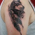 Tatuaje en el brazo, lobo bonito con plumas, tema americano