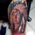 Tatuaje en el brazo, jefe indio anciano con bandera americana