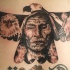Tatuaje  de silueta de águila decorada con jefe indio anciano