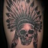 Tatuaje en el muslo, 
cráneo de un indio con plumas largas