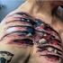 Tatuaje en el hombro, bandera  americana debajo de la piel rasgada