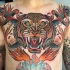 Amerikanisches traditionelles farbiges Brust Tattoo von Tiger mit gekreuzten Säbeln und Flammen