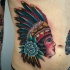 Amerikanischer traditioneller Indianerhäuptling farbiges Bauch Tattoo mit blauer Rose und Schädel