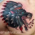 Amerikanischer traditioneller Stil der alten Schule gefärbter verrückter blutiger Indianerhäuptling Wolf Tattoo auf der Brust und Schulter