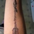 antica freccia disegno tatuaggio su braccio di uomo
