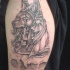 Tatuaje en el hombro,
estatua antigua de dios egipcio Seth, colores negro blanco