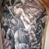Tatuaje en el brazo,
ángel con espada y demonio