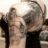 Engel Frau mit Flügeln Tattoo an der Schulter