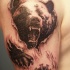orso aggressivo da sotto di pelle tatuaggio sulla spalla