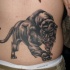 Tatuaje en el estomago de una enojada pantera negra.