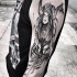 Dibujos animados de anime con temática blackwork estilo upper am tattoo de mujer demoníaca de Inez Janiak