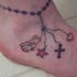 Tatuaje en el tobillo, 
pulsera con colgantes