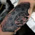Tatuaje en el brazo, reloj antiguo precioso