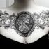Tatuaje en el pecho, 
 retrato de esqueleto de mujer en el marco adornado