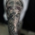 Tatuaje negro blanco en el brazo, ángel trágico triste