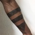 Antic como tatuaje de antebrazo de tinta negra para ornamentos tribales