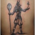 Tatuaje en la espalda, anubis con ankh en la mano