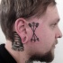 Tatuaje en la cara, flechas pequeñas