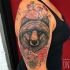 Estilo de arte pintado por Dino Nemec tatuaje de cabeza de oso con flores