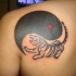 Tatuaje en el hombro, yin yang de partes negro y tigre