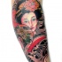 Asiatische farbige schöne Geisha Tattoo am Bein mit Fachel