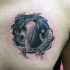 Asiatisches orientalisches Yin-Yang Symbol mit Fischen Tattoo an der Brust