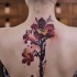 Tatuaje simbólico las flores pintadas en color estilo asiático