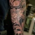 stile asiatico nero e bianco grande fiore e onde tatuaggio avambraccio