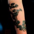 Asiatischer Stil farbiges Unterarm Tattoo mit  lustigem Baum