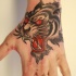 Tatuaje en la mano, 
tigre real demoniaco furioso